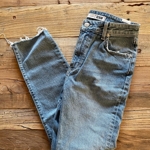 Logan Jeans in Blue Heights
Lovers and Friends, Size 26 - Picture 4 of 6